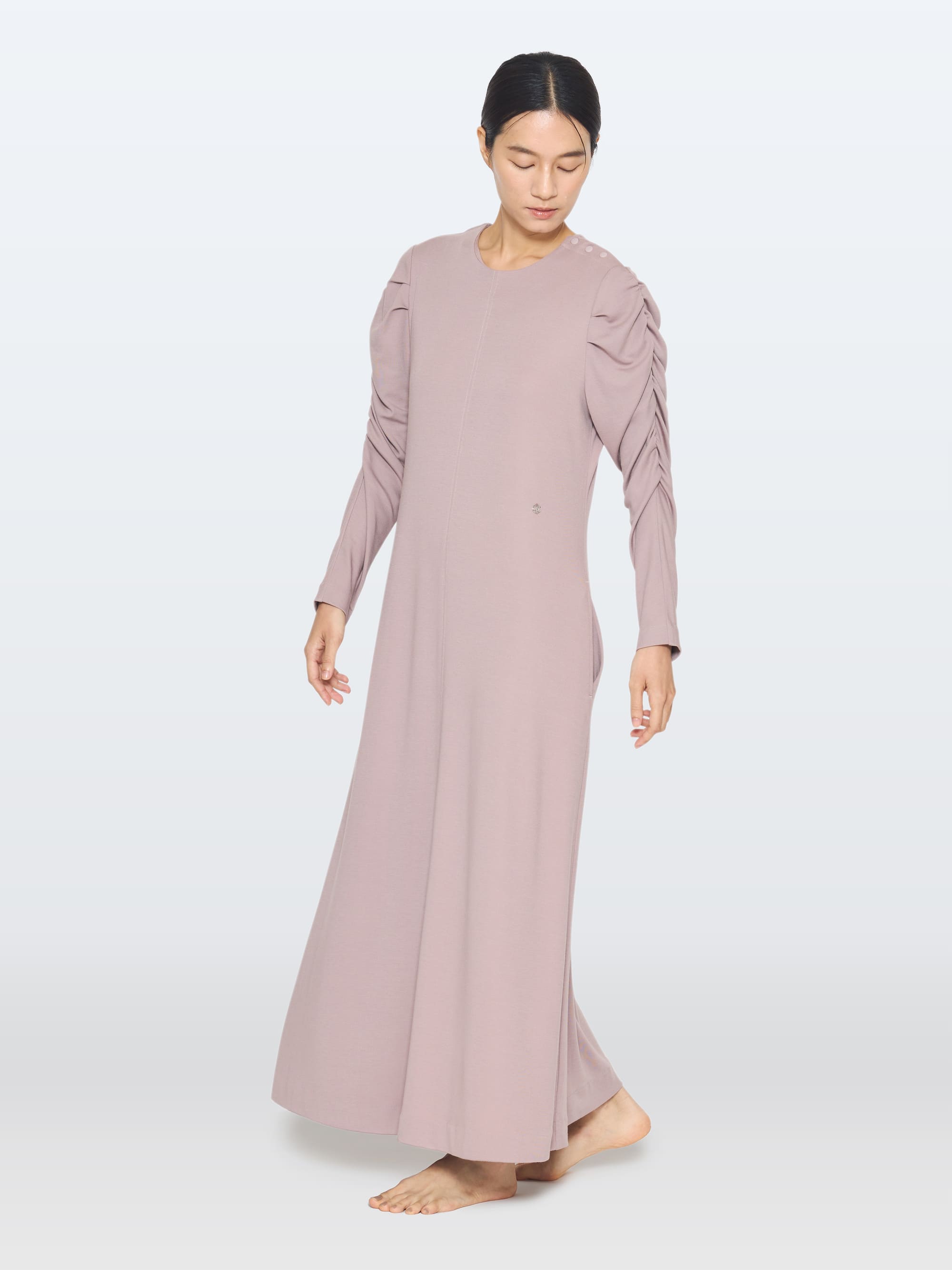 モイストスムース ギャザースリーブマキシレングスシャツ