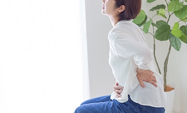 腰が痛いときの対処法を原因別に解説！