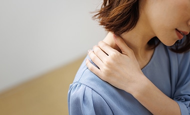 肩こりは寝不足で悪化する？