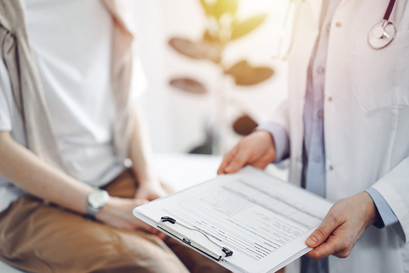 肩甲骨まわりの痛みが続くときは病院を受診しよう