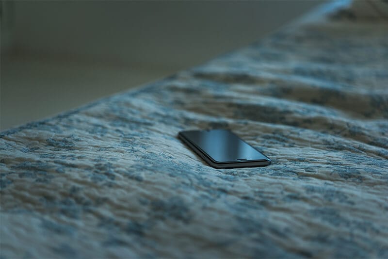 寝る直前にスマホを見ないようにする