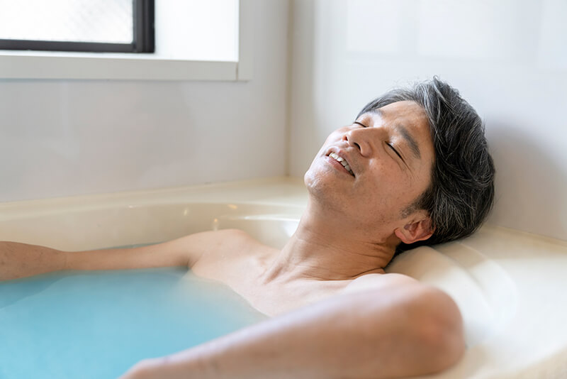 ぬるめの湯船に浸かる