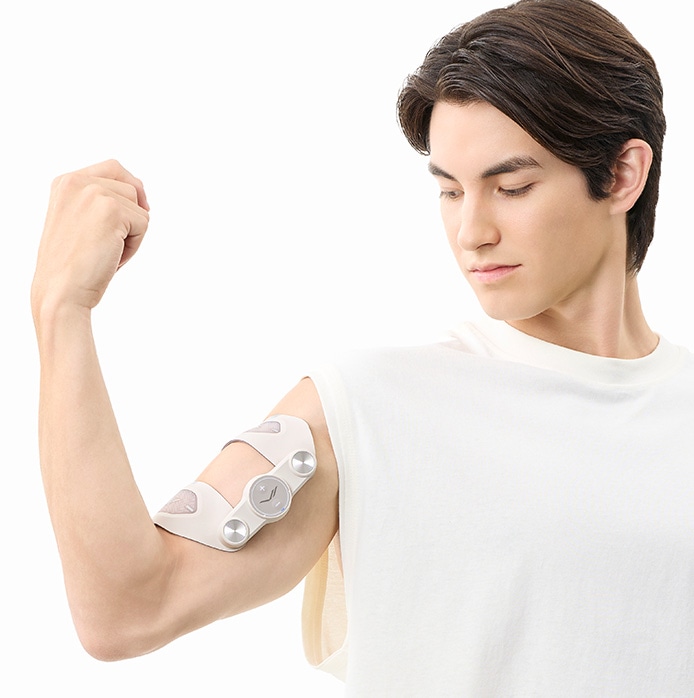 トレーニング・プログラムを腕に使用している様子