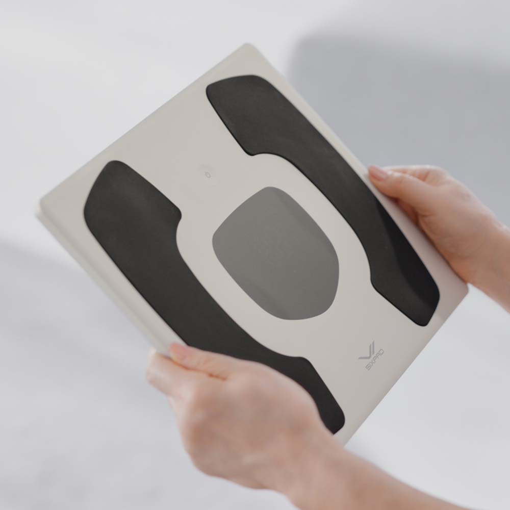 軽くて薄い、コンパクト。厚さ2㎝以下(スタンド収納時)、重さ1キロ以下