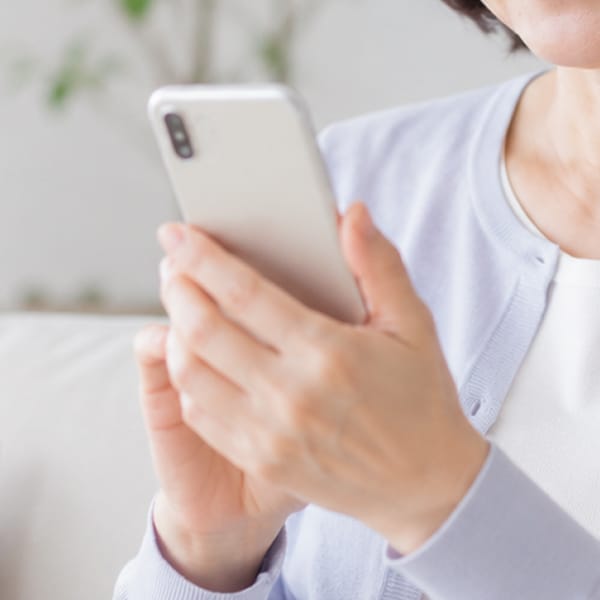 スマートフォンを長く持つ