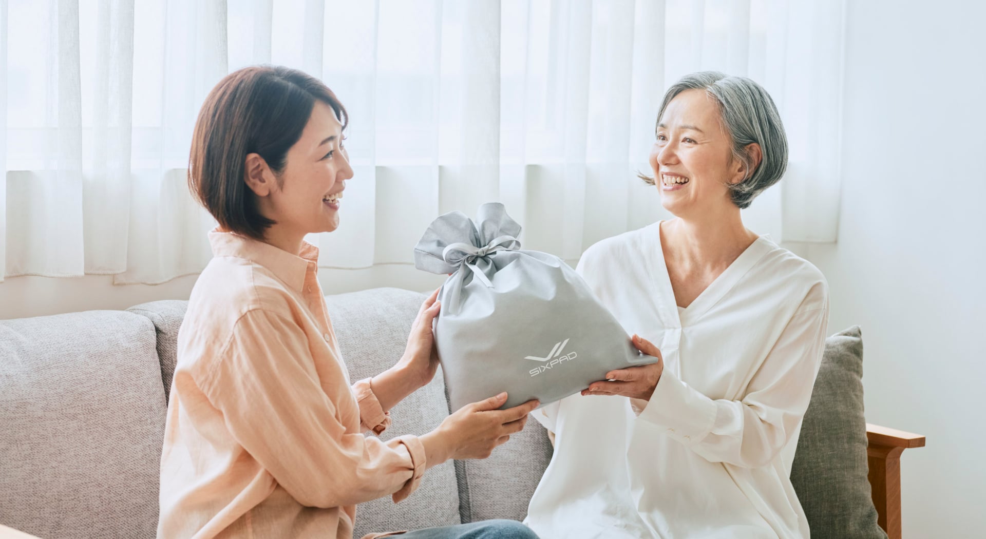 ハンドパルスSを贈り物として受け取る様子