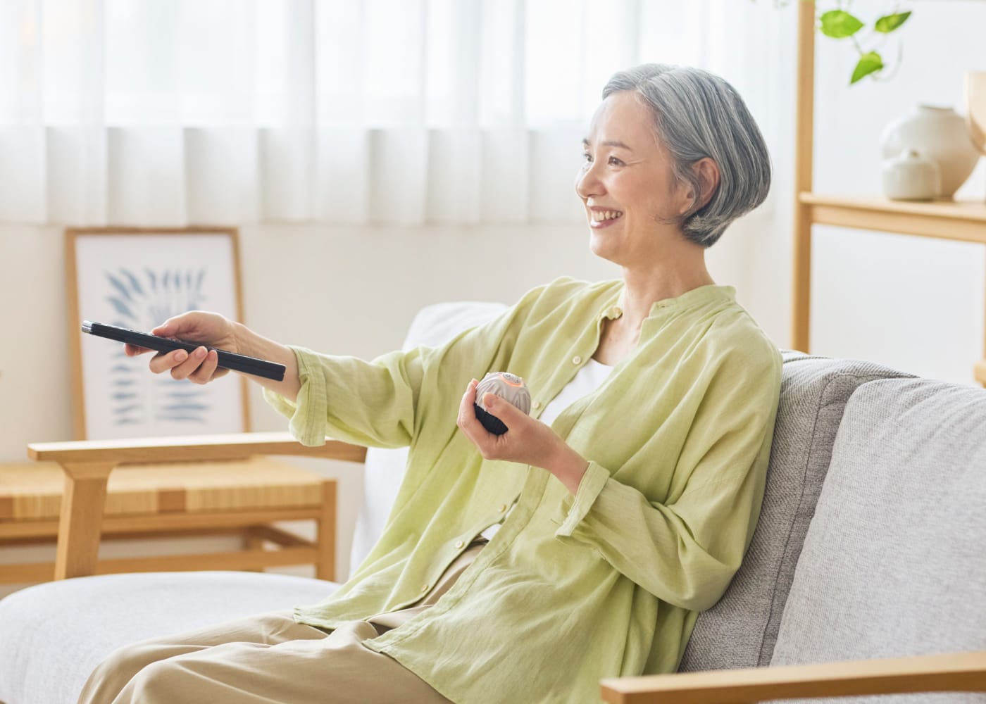 テレビを見ながらハンドパルスSを使う様子