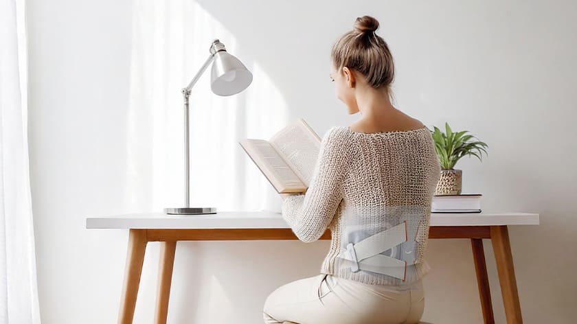 内蔵プレートが腰にフィットし、サポート。